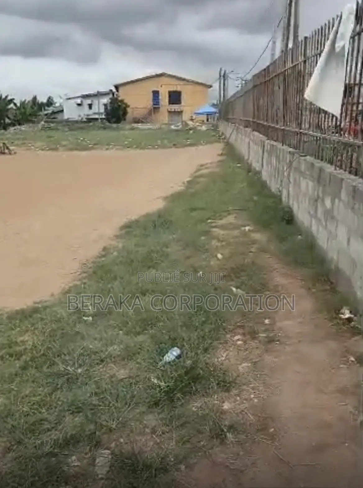 PARTENARIAT – FÊH KESSÉ Bordure Voie Bitumée, Devant Cité Grâce