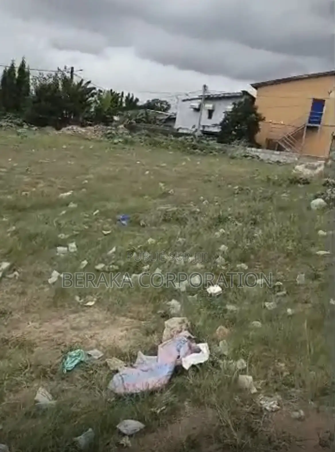 PARTENARIAT – FÊH KESSÉ Bordure Voie Bitumée, Devant Cité Grâce