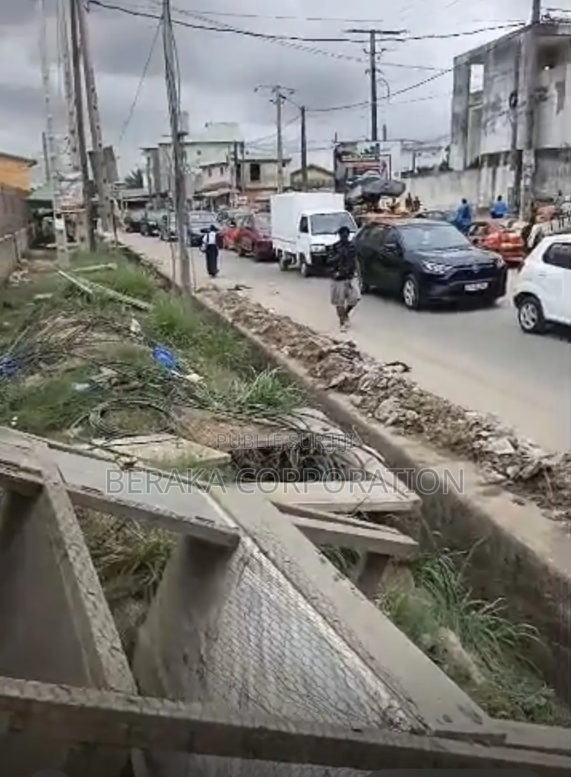 PARTENARIAT – FÊH KESSÉ Bordure Voie Bitumée, Devant Cité Grâce
