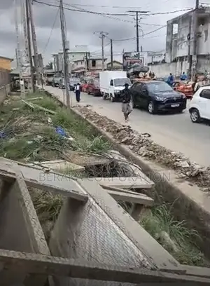 PARTENARIAT – FÊH KESSÉ Bordure Voie Bitumée, Devant Cité Grâce