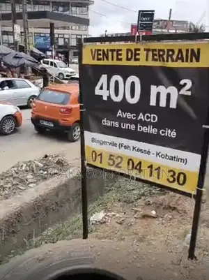 PARTENARIAT – FÊH KESSÉ Bordure Voie Bitumée, Devant Cité Grâce