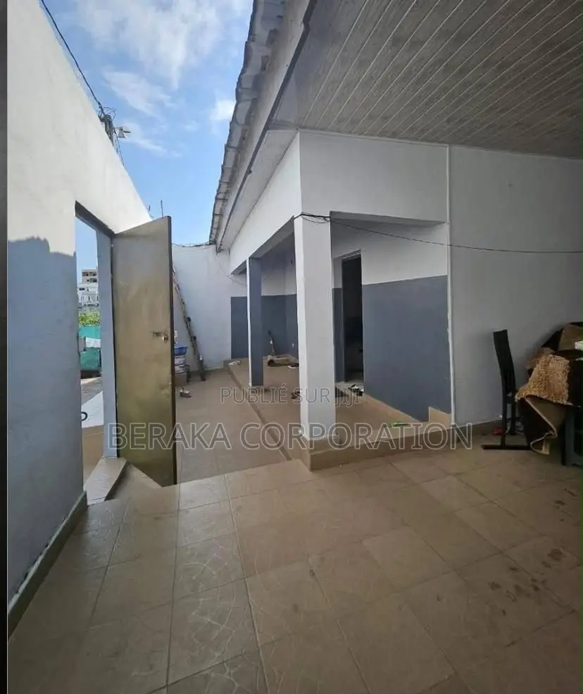 3chbre Villa dans Beraka Corporation, Cocody à Vendre