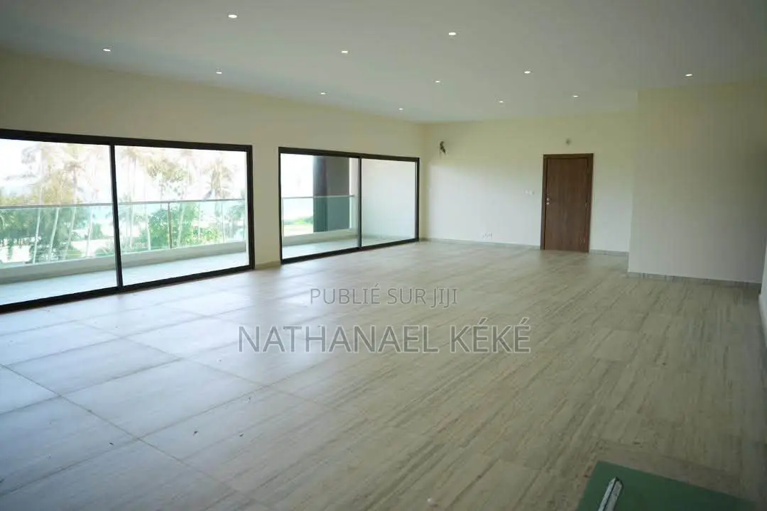 Appartement Et Magasins en Vente