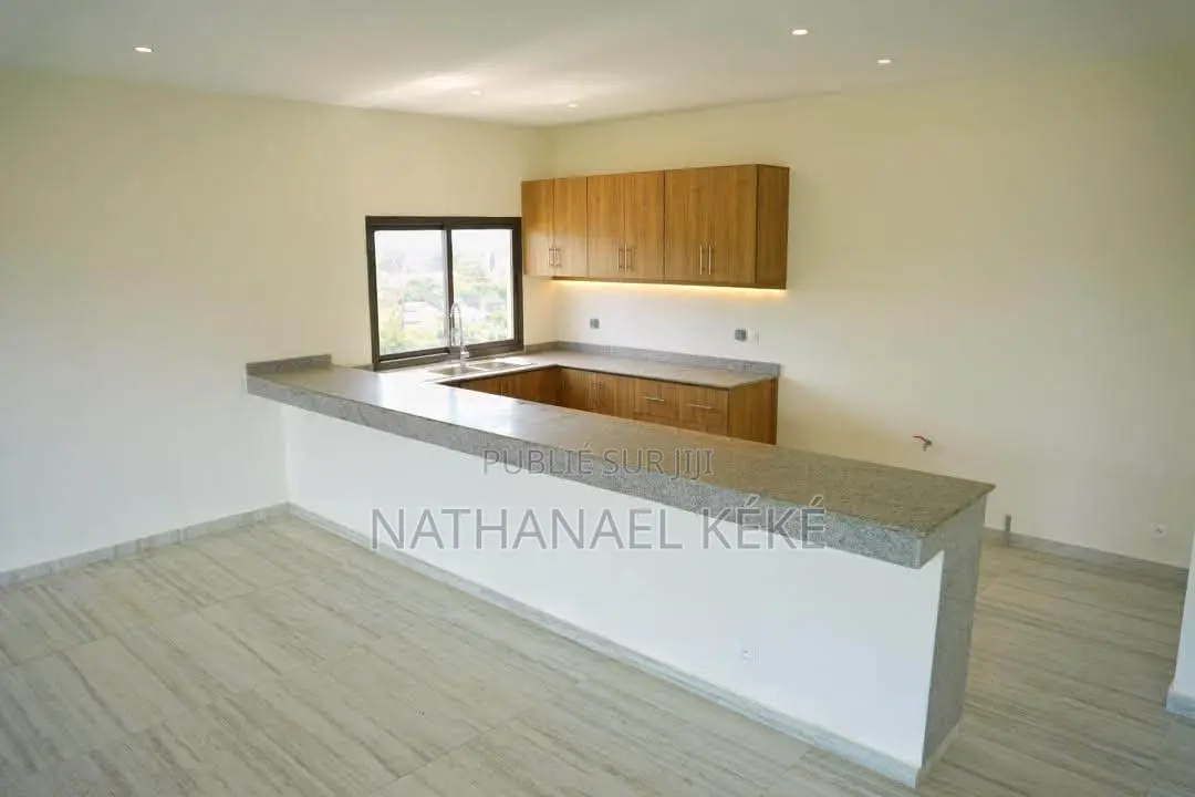 Appartement Et Magasins en Vente