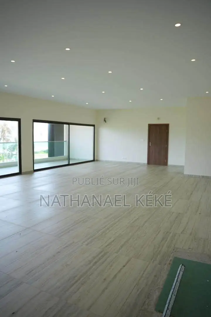 Appartement Et Magasins en Vente