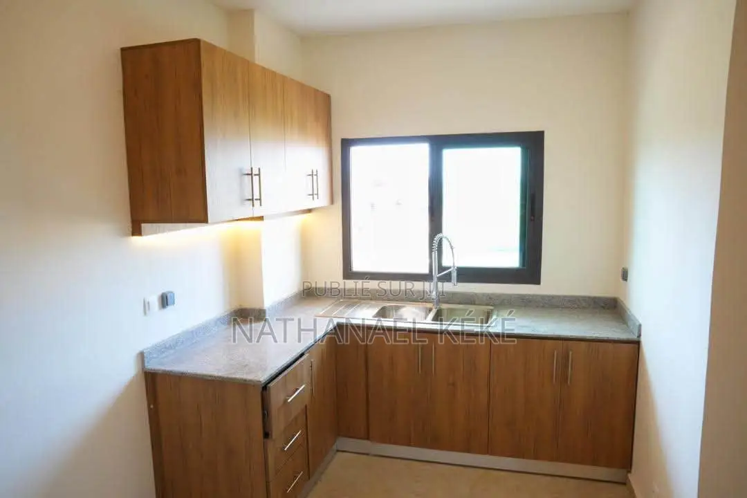Appartement Et Magasins en Vente