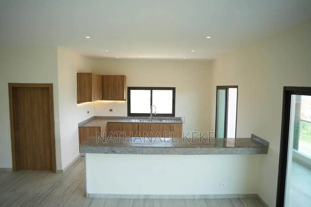 Appartement Et Magasins en Vente