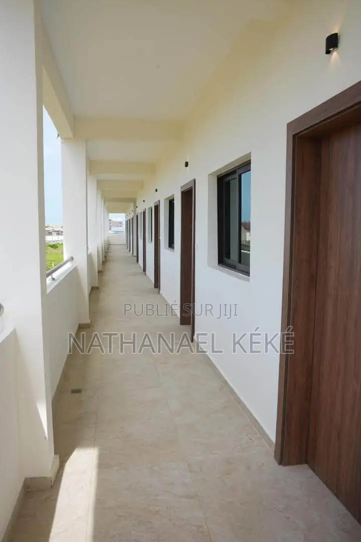 Appartement Et Magasins en Vente