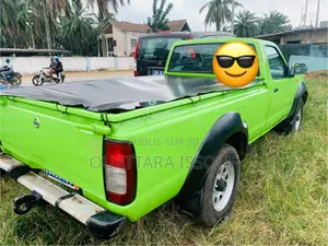 Nissan Hardbody 2014 Vert