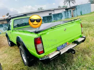 Nissan Hardbody 2014 Vert