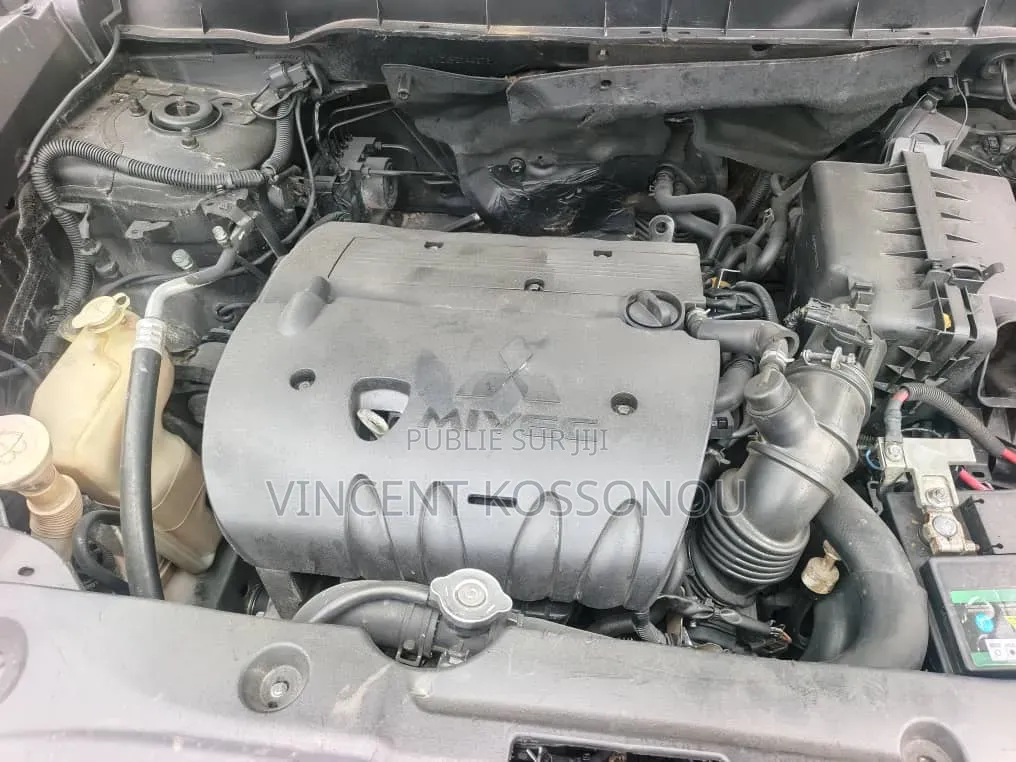 Mitsubishi Outlander 2019 Gris