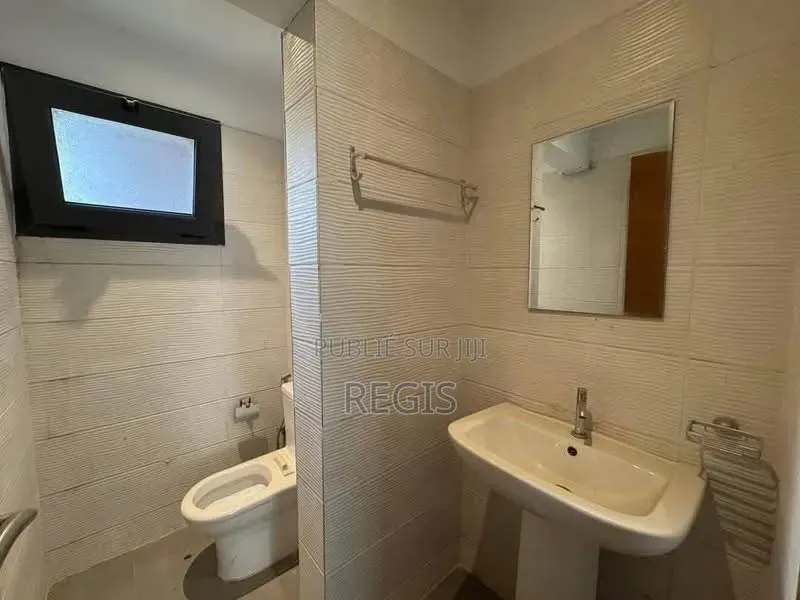 2chbre Appartement dans Regis, Cocody à Louer