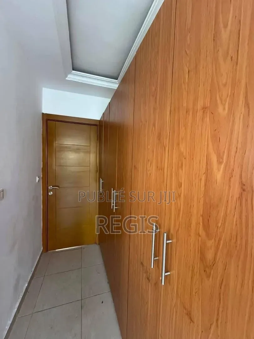 2chbre Appartement dans Regis, Cocody à Louer