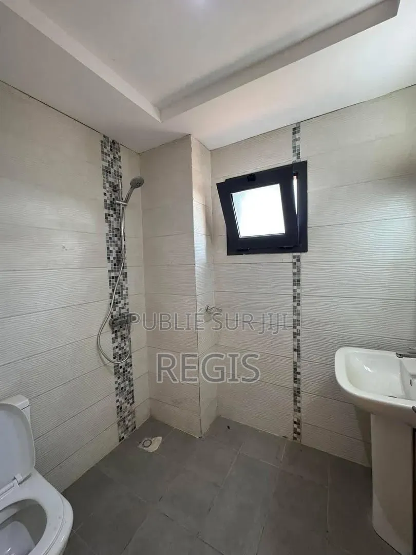 2chbre Appartement dans Regis, Cocody à Louer