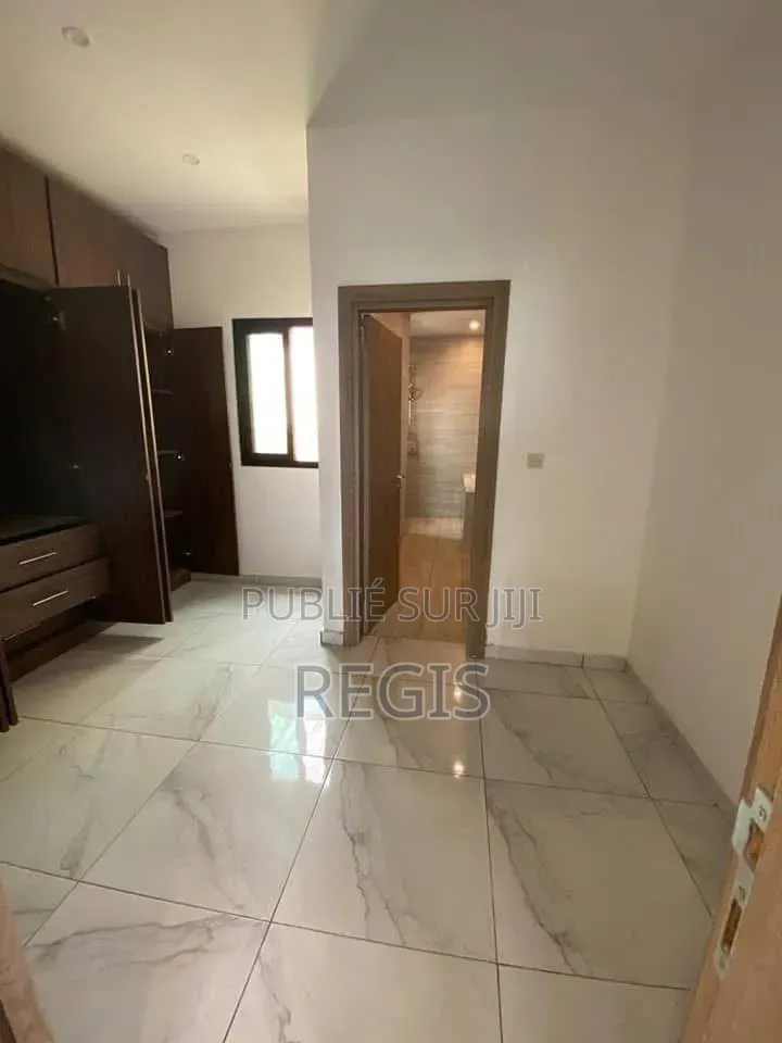 3chbre Maison dans Regis, Bingerville à Louer
