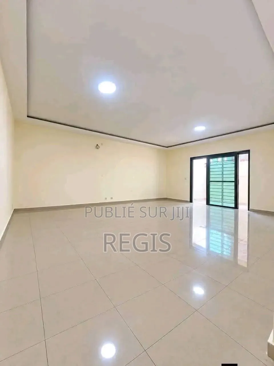 2chbre Appartement dans Regis, Cocody à Louer