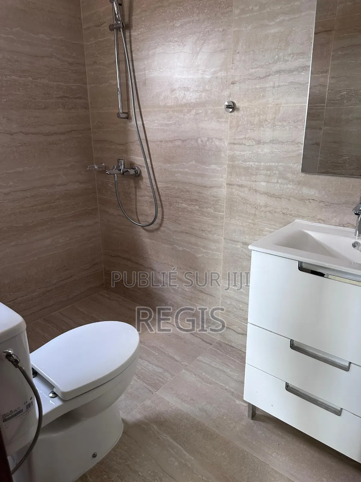 2chbre Appartement dans Regis, Cocody à Louer