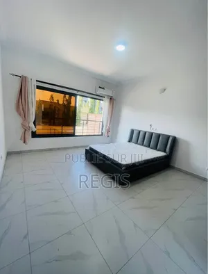 Meublé 5chbre Maison dans Regis, Cocody à Louer