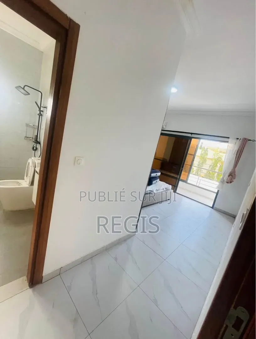 Meublé 5chbre Maison dans Regis, Cocody à Louer