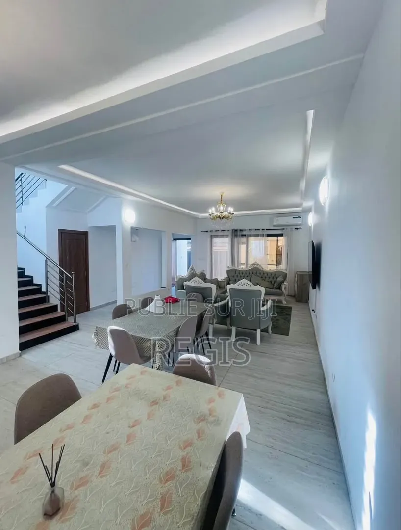 Meublé 5chbre Maison dans Regis, Cocody à Louer