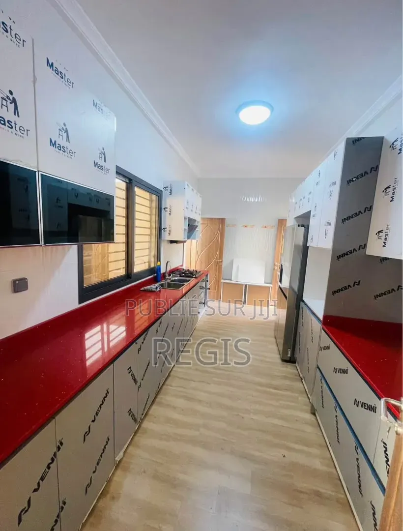 Meublé 5chbre Maison dans Regis, Cocody à Louer