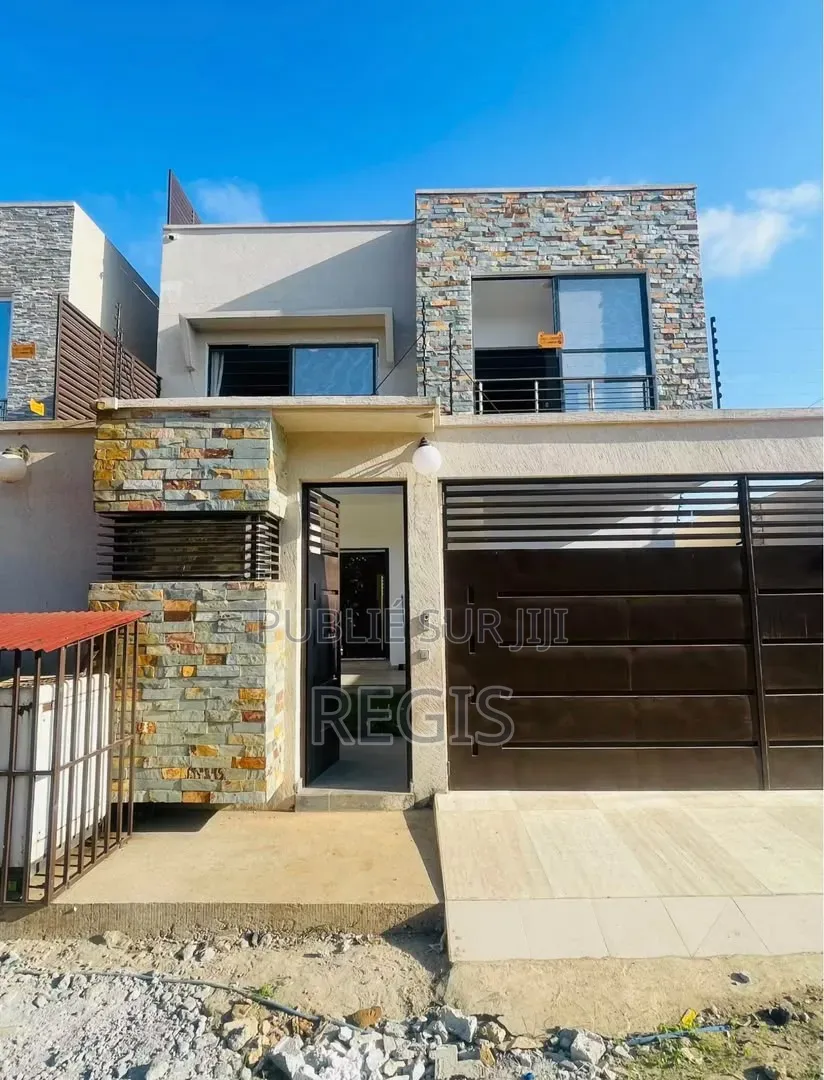 Meublé 5chbre Maison dans Regis, Cocody à Louer