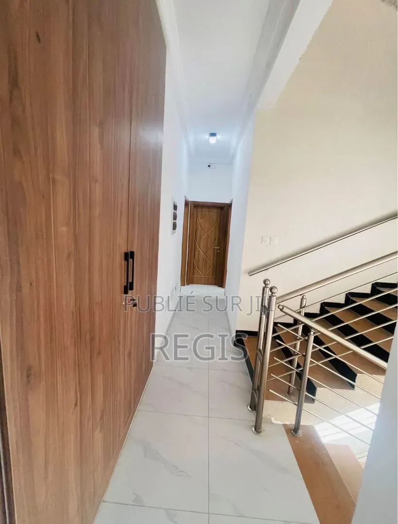 Meublé 5chbre Maison dans Regis, Cocody à Louer