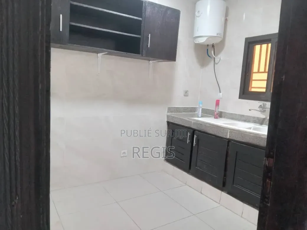 2chbre Appartement dans Regis, Cocody à Louer