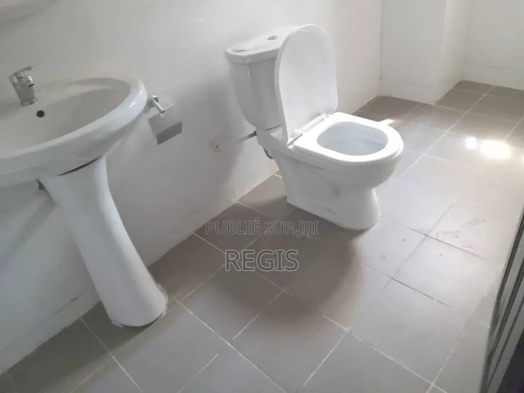 2chbre Appartement dans Regis, Cocody à Louer