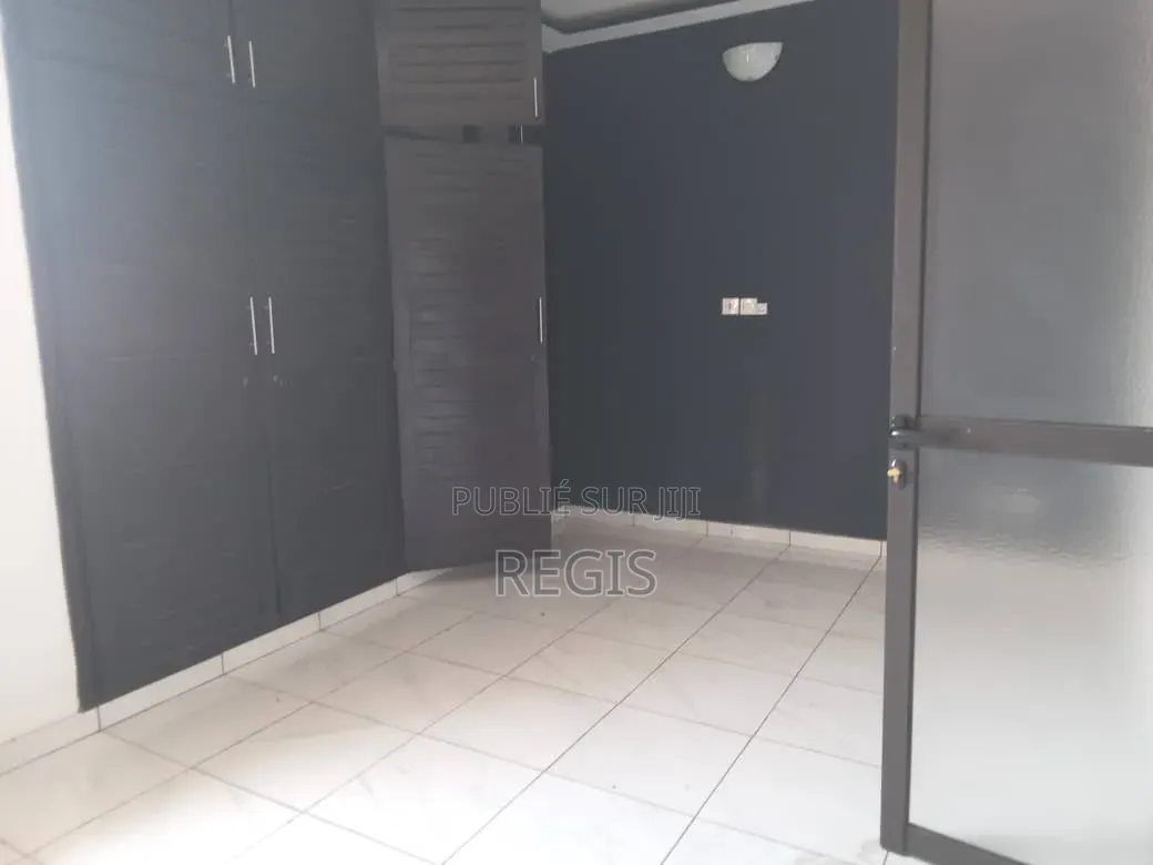 2chbre Appartement dans Regis, Cocody à Louer