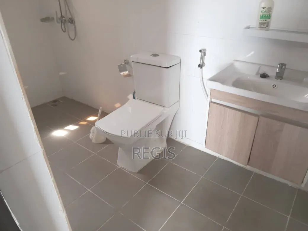 2chbre Appartement dans Regis, Cocody à Louer