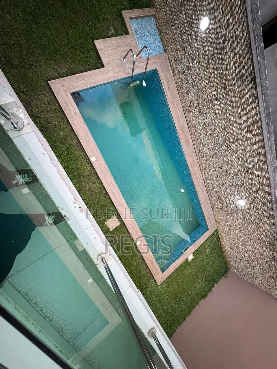 5chbre Duplex dans Regis, Cocody à Louer