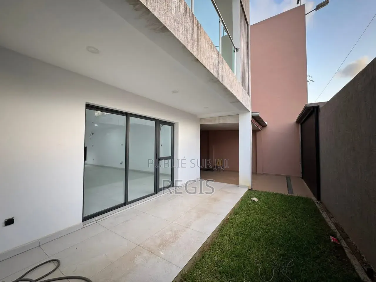 5chbre Duplex dans Regis, Cocody à Louer