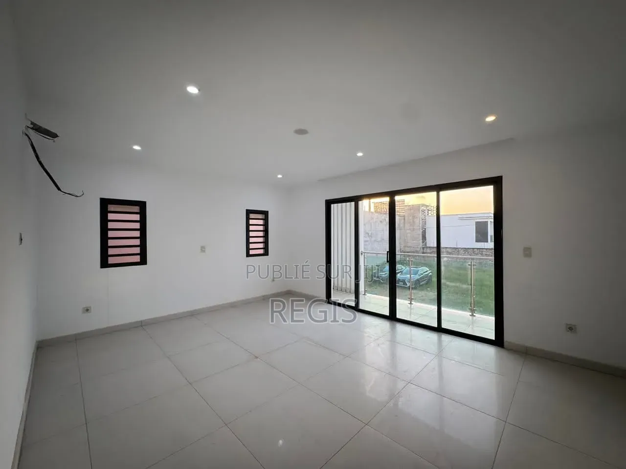 5chbre Duplex dans Regis, Cocody à Louer