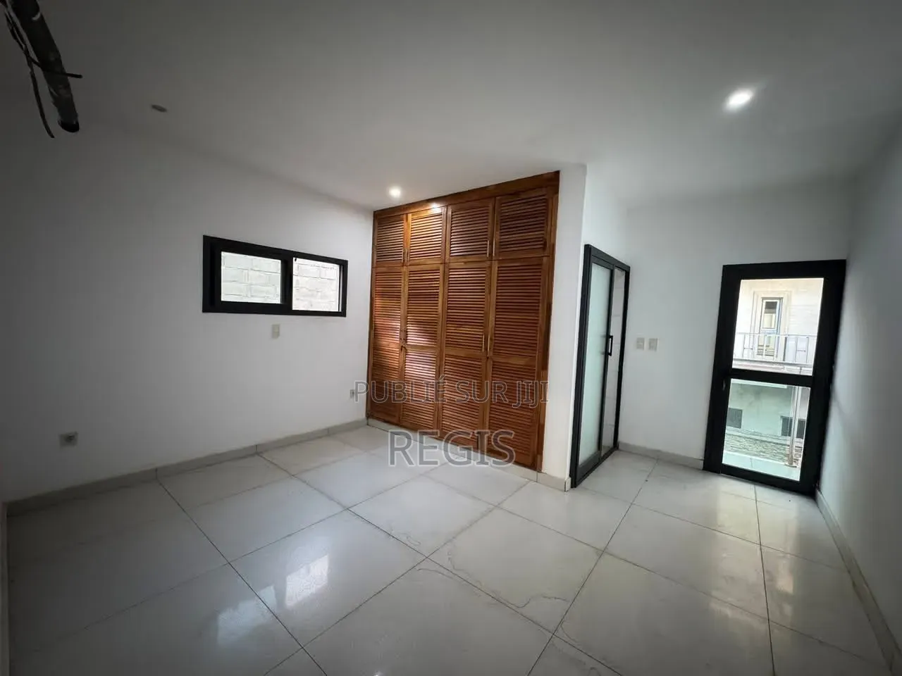 5chbre Duplex dans Regis, Cocody à Louer