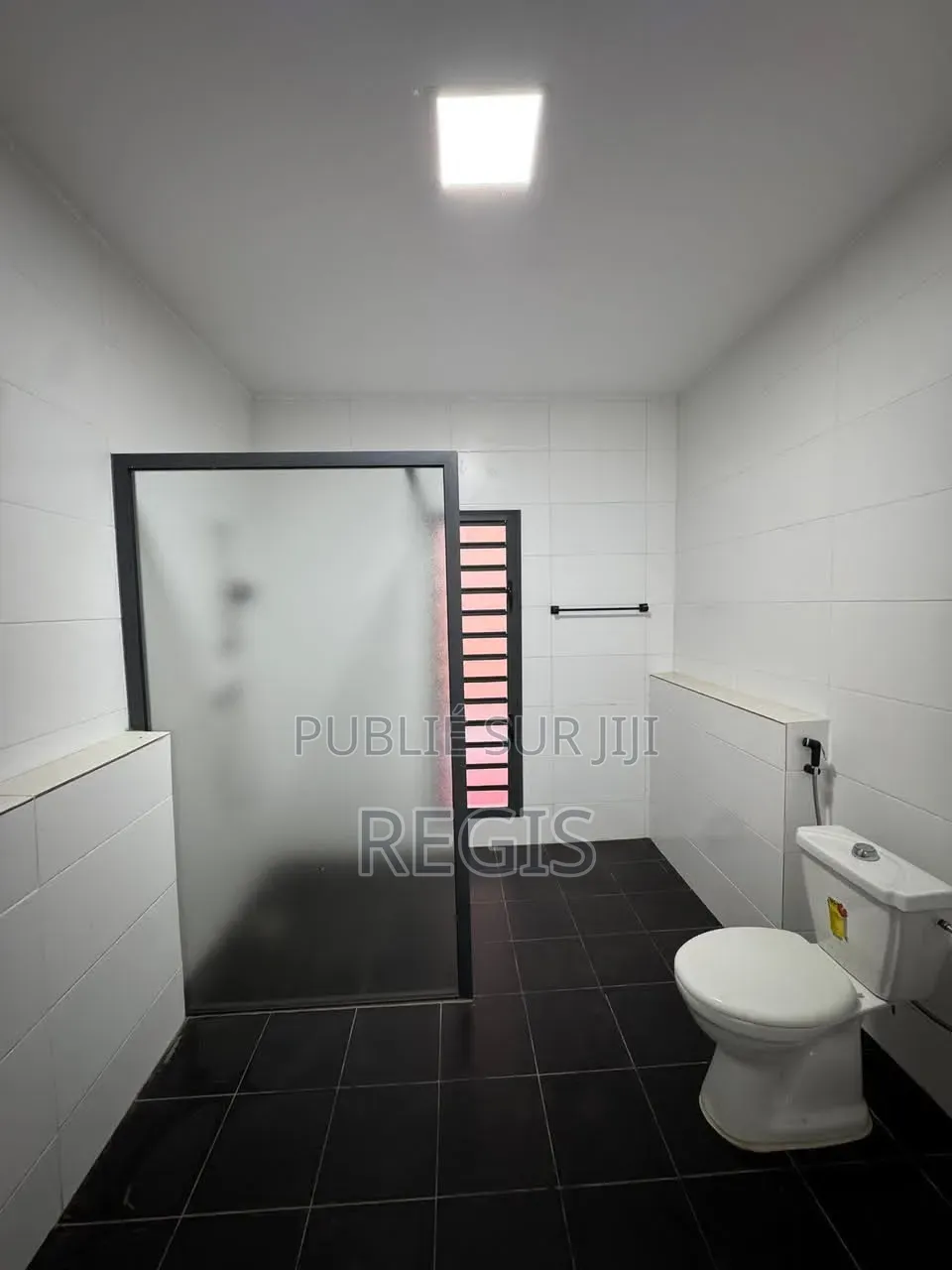 5chbre Duplex dans Regis, Cocody à Louer