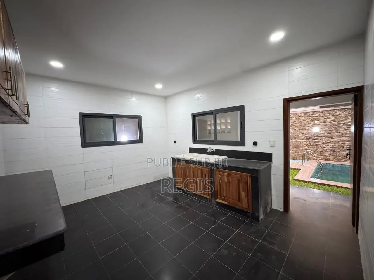 5chbre Duplex dans Regis, Cocody à Louer