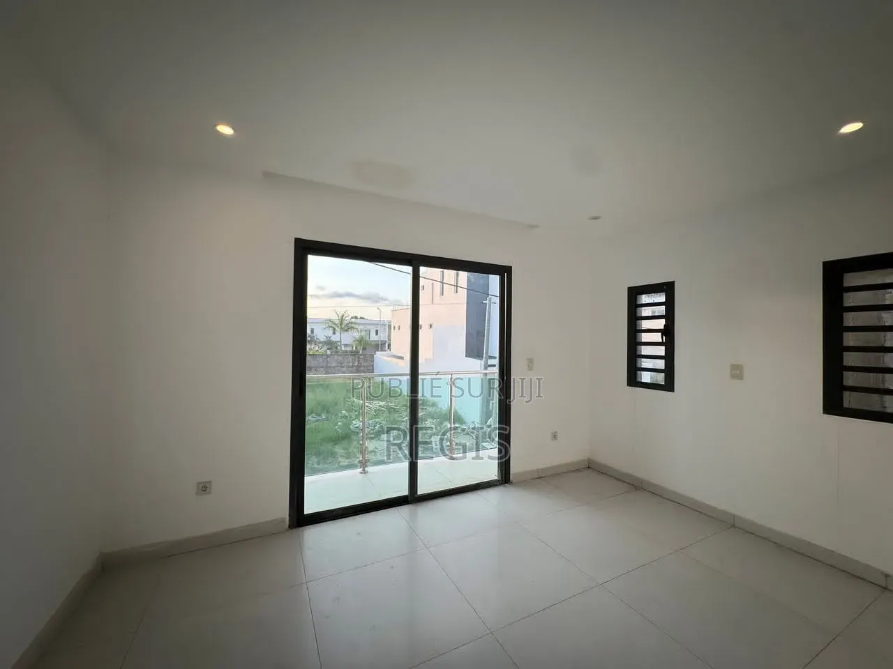 5chbre Duplex dans Regis, Cocody à Louer