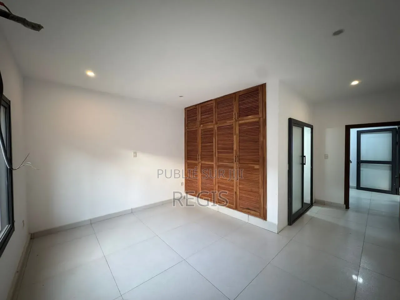 5chbre Duplex dans Regis, Cocody à Louer
