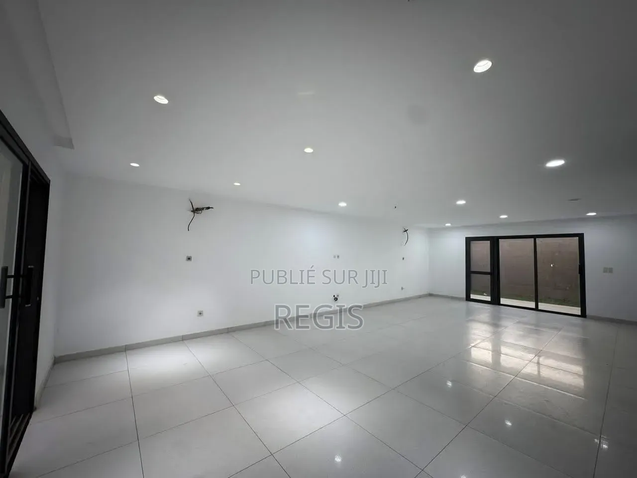 5chbre Duplex dans Regis, Cocody à Louer