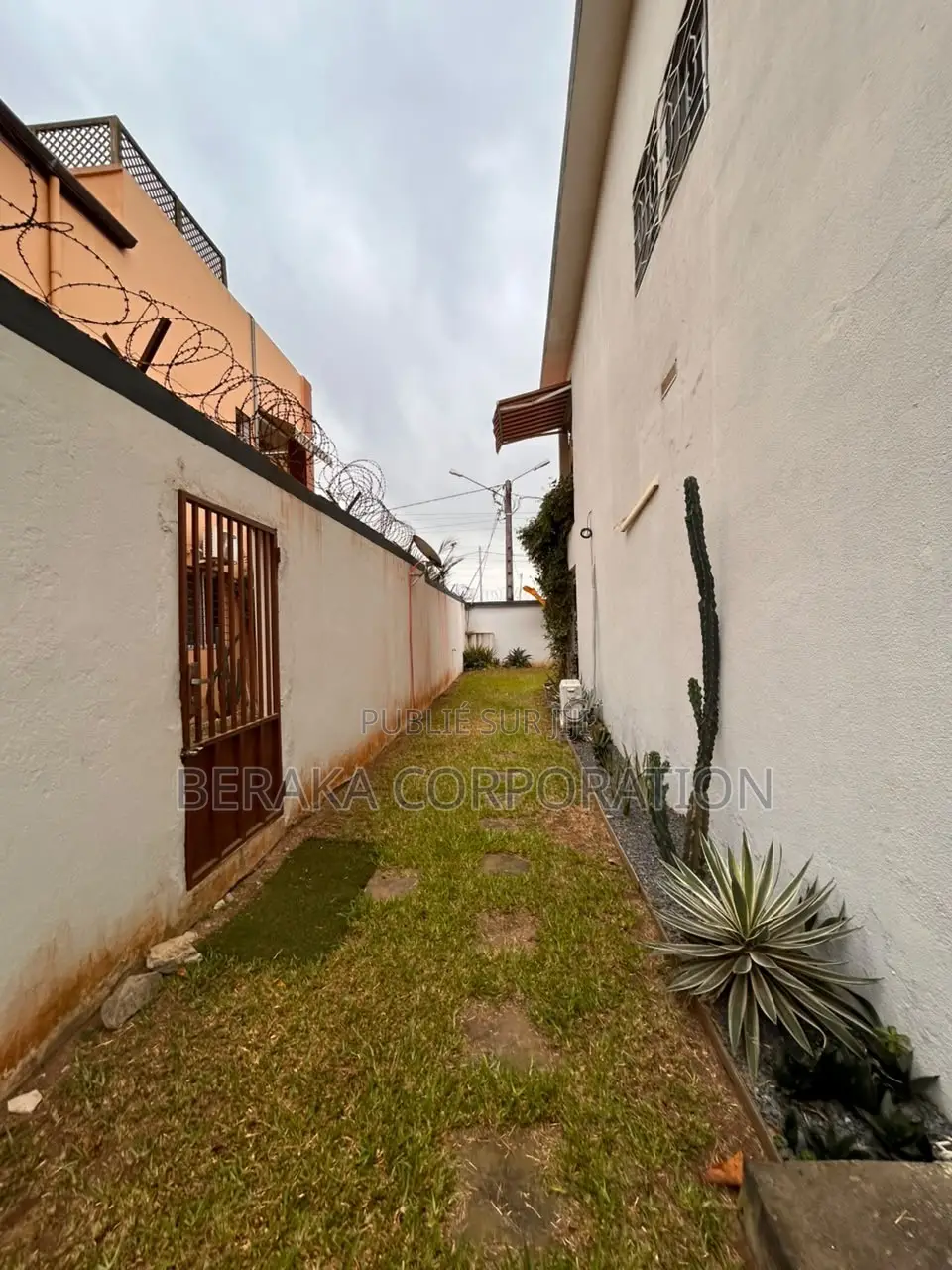 6chbre Duplex dans Beraka Corporation, Bingerville à Louer