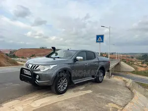 Mitsubishi L200 2018 Gris