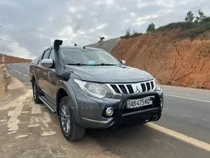 Mitsubishi L200 2018 Gris