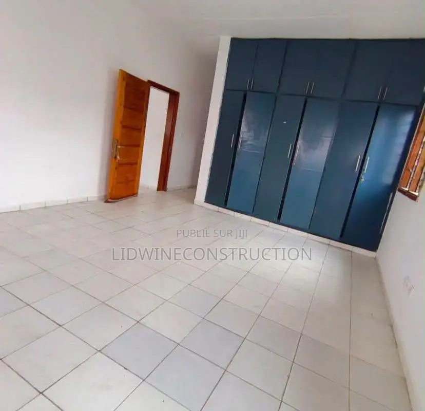 3chbre Villa dans Cocody à Vendre