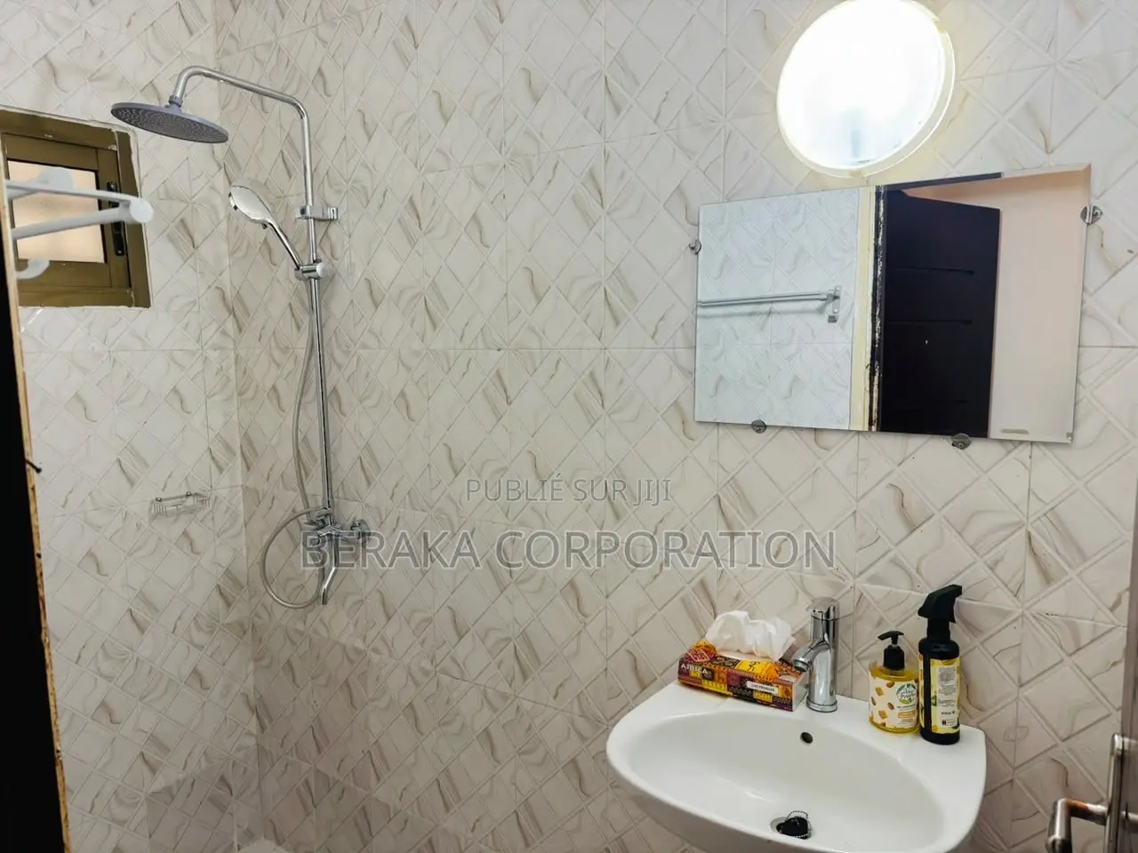 3chbre Villa dans Beraka Corporation, Cocody à Louer