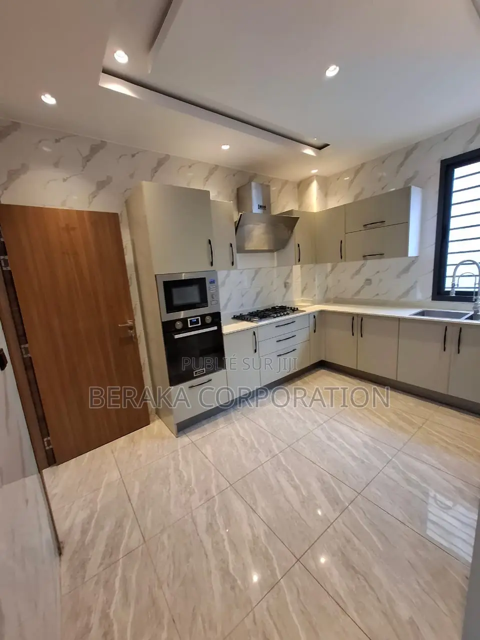 6chbre Villa dans Beraka Corporation, Cocody à Louer