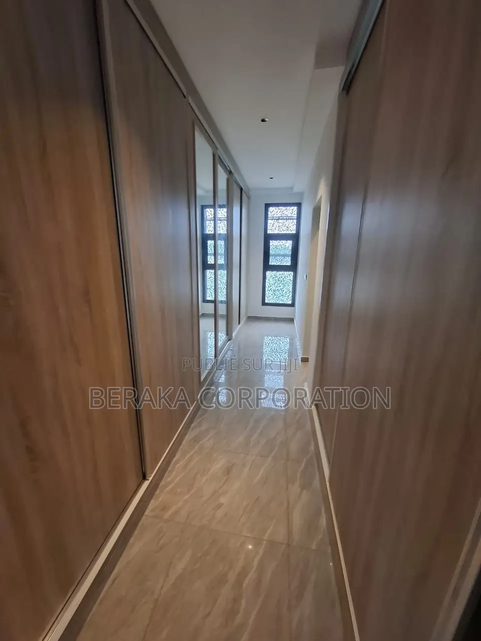 6chbre Villa dans Beraka Corporation, Cocody à Louer