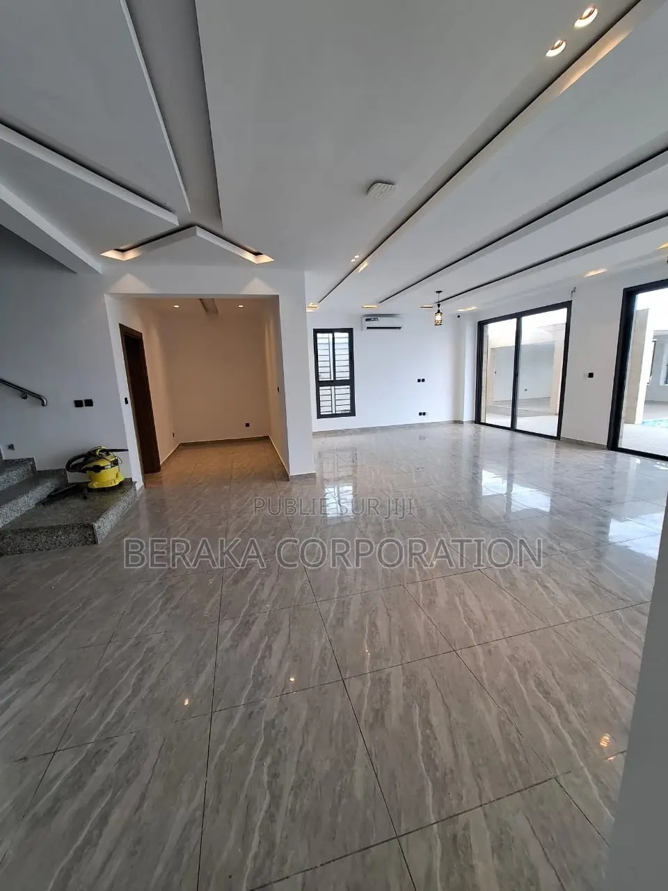 6chbre Villa dans Beraka Corporation, Cocody à Louer