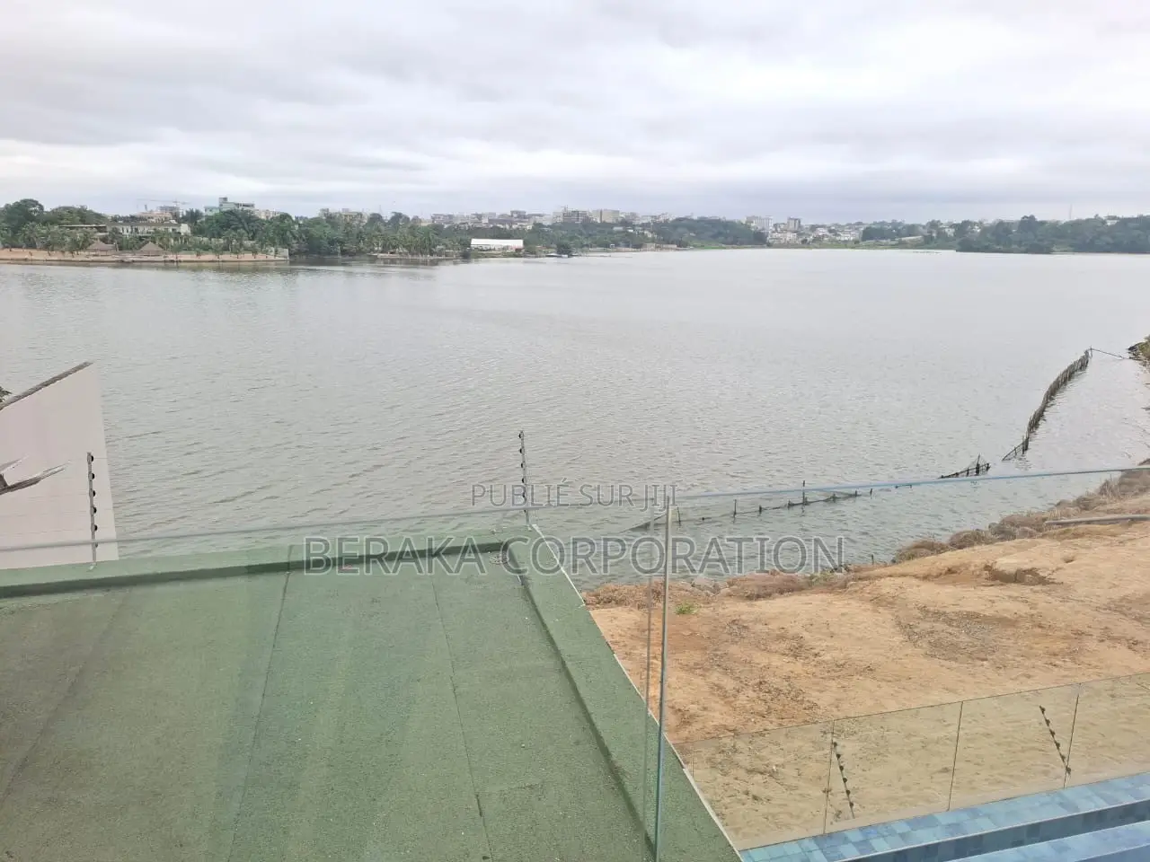 6chbre Villa dans Beraka Corporation, Cocody à Louer