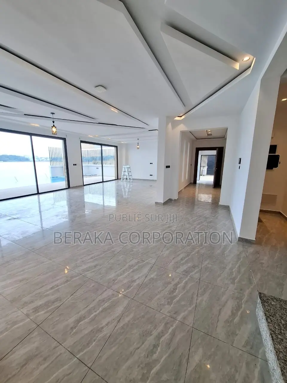 6chbre Villa dans Beraka Corporation, Cocody à Louer